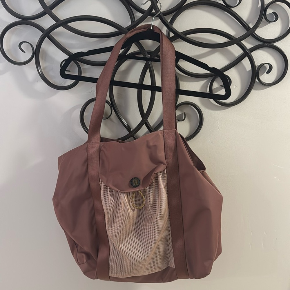 Take it all in Lululemon tote bag